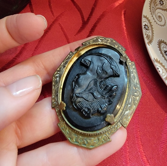 Vintage Victorian Brass Cameo Brooch - Picture 10 of 12